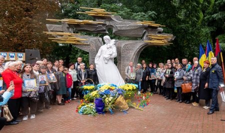 У МЕМОРІАЛЬНОМУ СКВЕРІ ВІДКРИЛИ ПАМ’ЯТНИК ПОЛЕГЛИМ УЧАСНИКАМ БОЙОВИХ ДІЙ НА СХОДІ УКРАЇНИ