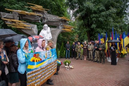У МЕМОРІАЛЬНОМУ СКВЕРІ ВІДКРИЛИ ПАМ’ЯТНИК ПОЛЕГЛИМ УЧАСНИКАМ БОЙОВИХ ДІЙ НА СХОДІ УКРАЇНИ