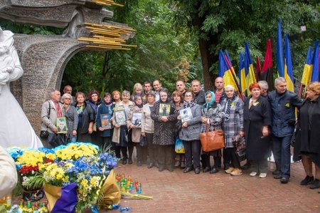 У МЕМОРІАЛЬНОМУ СКВЕРІ ВІДКРИЛИ ПАМ’ЯТНИК ПОЛЕГЛИМ УЧАСНИКАМ БОЙОВИХ ДІЙ НА СХОДІ УКРАЇНИ