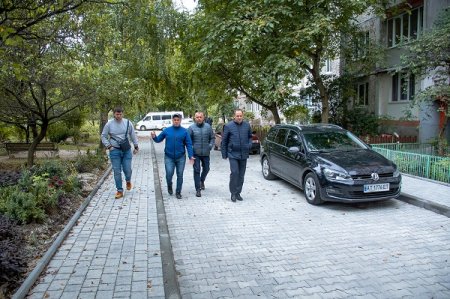 БЛАГОУСТРІЙ ДВОРУ НА ВУЛ. ПАРКОВІЙ, 18 ТРИВАЄ