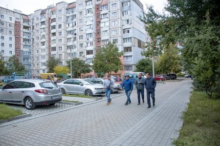 БЛАГОУСТРІЙ ДВОРУ НА ВУЛ. ПАРКОВІЙ, 18 ТРИВАЄ