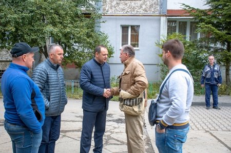 БЛАГОУСТРІЙ ДВОРУ НА ВУЛ. ПАРКОВІЙ, 18 ТРИВАЄ
