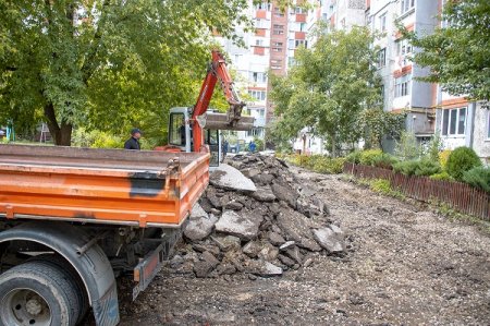 БЛАГОУСТРІЙ ДВОРУ НА ВУЛ. ПАРКОВІЙ, 18 ТРИВАЄ