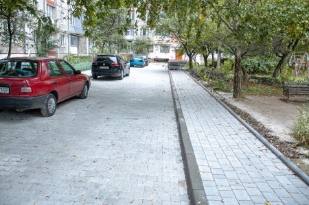 БЛАГОУСТРІЙ ДВОРУ НА ВУЛ. ПАРКОВІЙ, 18 ТРИВАЄ