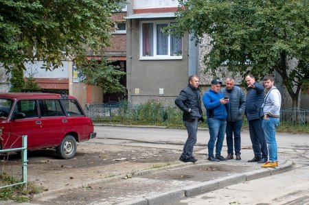 БЛАГОУСТРІЙ ДВОРУ НА ВУЛ. ПАРКОВІЙ, 18 ТРИВАЄ