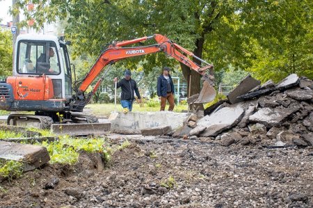 БЛАГОУСТРІЙ ДВОРУ НА ВУЛ. ПАРКОВІЙ, 18 ТРИВАЄ