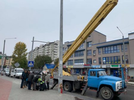 З’ЄДНАННЯ БУЛЬВАРІВ: РОЗПОЧАТО МОНТАЖ СВІТЛОФОРНОГО ОБ’ЄКТУ НА ПЕРЕХРЕСТІ У РАЙОНІ ВУЛИЦІ ТИЧИНИ