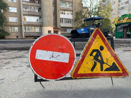 НА НАДВІРНЯНСЬКІЙ, 30-32 АСФАЛЬТУЮТЬ МІЖБУДИНКОВИЙ ПРОЇЗД