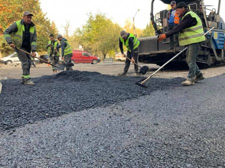 НА НАДВІРНЯНСЬКІЙ, 30-32 АСФАЛЬТУЮТЬ МІЖБУДИНКОВИЙ ПРОЇЗД
