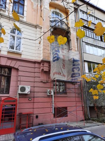 В ІВАНО-ФРАНКІВСЬКУ МЕШКАНЦІ ТРЬОХ БУДИНКІВ-ПАМ’ЯТОК ВЛАСНИМ КОШТОМ ПРОВОДЯТЬ РЕМОНТО-РЕСТАВРАЦІЙНІ РОБОТИ