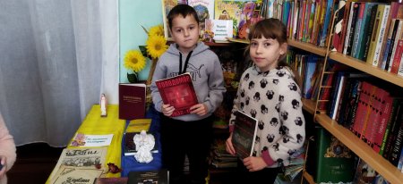 В КАМІННЕЦЬКІЙ БІБЛІОТЕЦІ ВШАНУВАЛИ ПАМ'ЯТЬ ЖЕРТВ ГОЛОДОМОРІВ