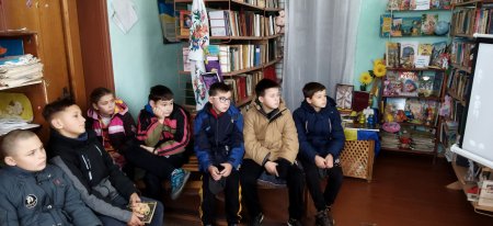 В КАМІННЕЦЬКІЙ БІБЛІОТЕЦІ ВШАНУВАЛИ ПАМ'ЯТЬ ЖЕРТВ ГОЛОДОМОРІВ