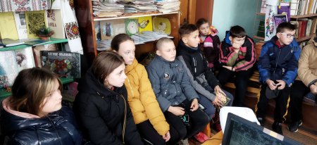 В КАМІННЕЦЬКІЙ БІБЛІОТЕЦІ ВШАНУВАЛИ ПАМ'ЯТЬ ЖЕРТВ ГОЛОДОМОРІВ