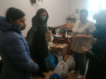 БІБЛІОТЕКАРІ МІСЬКОЇ БІБЛІОТЕКИ ПОДАРУВАЛИ КНИГИ ХОСПІСУ