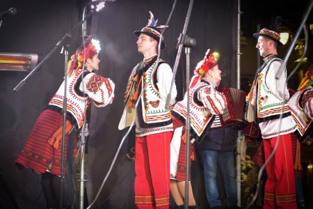 ЯСКРАВІ АНДРІЇВСЬКІ ВЕЧОРНИЦІ БІЛЯ ЯЛИНКИ