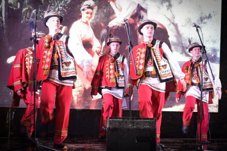 ЯСКРАВІ АНДРІЇВСЬКІ ВЕЧОРНИЦІ БІЛЯ ЯЛИНКИ