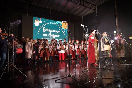ЯСКРАВІ АНДРІЇВСЬКІ ВЕЧОРНИЦІ БІЛЯ ЯЛИНКИ