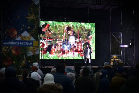 СВЯТКУВАННЯ МИКОЛАЯ БІЛЯ ЦЕНТРАЛЬНОЇ ЯЛИНКИ