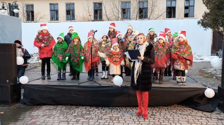 НОВОРІЧНІ ЯЛИНОЧКИ ЗАСЯЯЛИ У СЕЛАХ ІВАНО-ФРАНКІВСЬКОЇ ГРОМАДИ