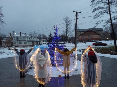 НОВОРІЧНІ ЯЛИНОЧКИ ЗАСЯЯЛИ У СЕЛАХ ІВАНО-ФРАНКІВСЬКОЇ ГРОМАДИ