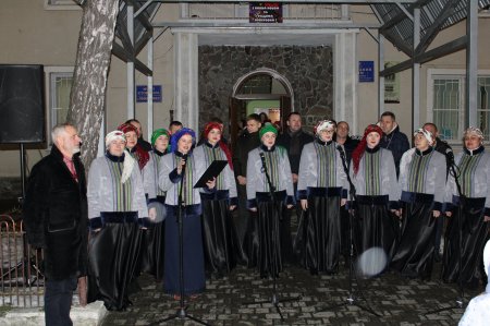 НОВОРІЧНІ ЯЛИНОЧКИ ЗАСЯЯЛИ У СЕЛАХ ІВАНО-ФРАНКІВСЬКОЇ ГРОМАДИ