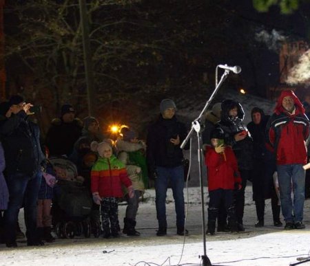 НОВОРІЧНА ЯЛИНКА ЗАСЯЯЛА У МІКРОРАЙОНІ ПАСІЧНА  