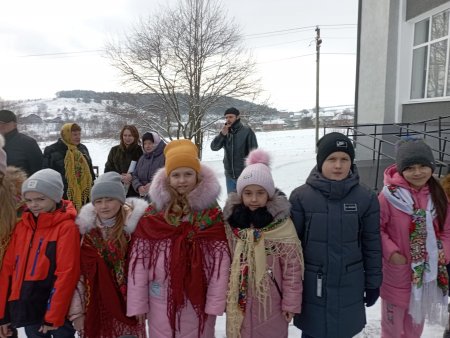 НОВОРІЧНА ЯЛИНКА ЗАСЯЯЛА В УЗИНІ