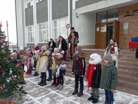 НОВОРІЧНА ЯЛИНКА ЗАСЯЯЛА В УЗИНІ