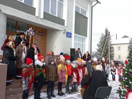 НОВОРІЧНА ЯЛИНКА ЗАСЯЯЛА В УЗИНІ