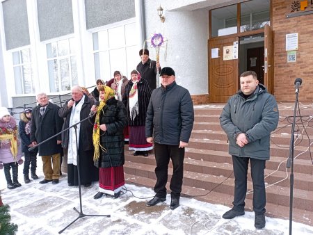 НОВОРІЧНА ЯЛИНКА ЗАСЯЯЛА В УЗИНІ