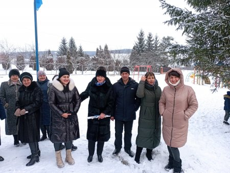 НОВОРІЧНА ЯЛИНКА ЗАСЯЯЛА В УЗИНІ