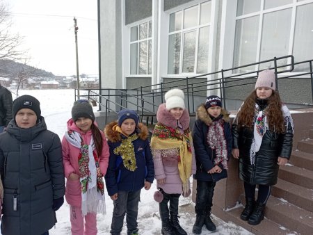 НОВОРІЧНА ЯЛИНКА ЗАСЯЯЛА В УЗИНІ