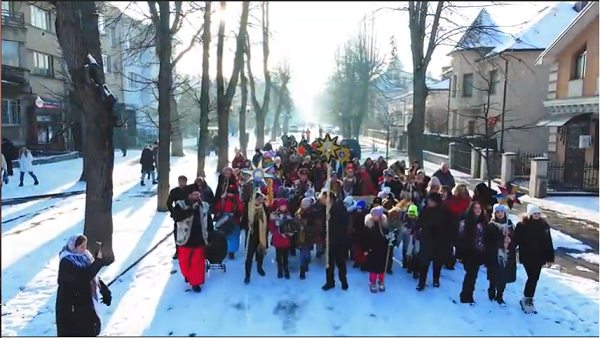 Пронесли вертеп крізь пів міста!