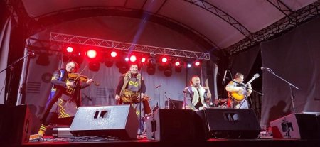 НІ ДОЩ, НІ ХУРТОВИНИ НЕ ЗАВАДЯТЬ ВІДІРВАТИСЯ ПІД РОК-КОЛЯДУ В ПАЛАЦ ПОТОЦЬКИХ «ПРОСТІР ІННОВАЦІЙНИХ КРЕАЦІЙ «ПАЛАЦ» 