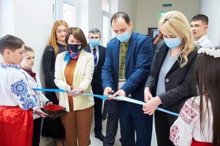 СПОРТИВНІ МЕТРИ ДЛЯ ОСВІТИ: ЛІЦЕЙ №2 ТЕПЕР МАЄ НОВЕНЬКИЙ СПОРТЗАЛ