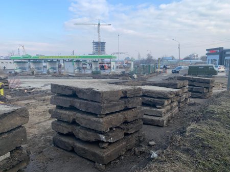 ЩЕ ОДНА ДІЛЯНКА "СТАРОЇ" НАДРІЧНОЇ - У РОБОТІ: ПІДРЯДНИК РОЗПОЧАВ ДЕМОНТАЖ ЗАЛИШКІВ СТАРОГО ПОКРИТТЯ