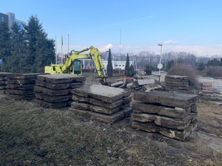 ЩЕ ОДНА ДІЛЯНКА "СТАРОЇ" НАДРІЧНОЇ - У РОБОТІ: ПІДРЯДНИК РОЗПОЧАВ ДЕМОНТАЖ ЗАЛИШКІВ СТАРОГО ПОКРИТТЯ