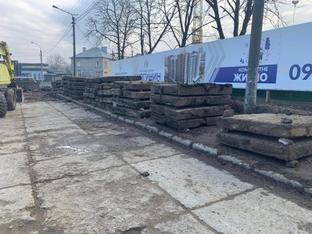 ЩЕ ОДНА ДІЛЯНКА "СТАРОЇ" НАДРІЧНОЇ - У РОБОТІ: ПІДРЯДНИК РОЗПОЧАВ ДЕМОНТАЖ ЗАЛИШКІВ СТАРОГО ПОКРИТТЯ