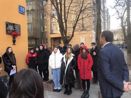  УКРАЇНСЬКИЙ ЦВІТ НА ЧУЖІЙ ВІЙНІ