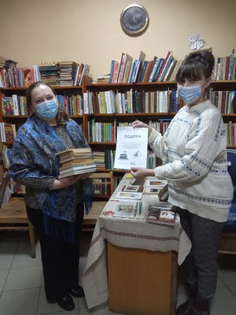  ПРОТЯГОМ ТИЖНЯ ФРАНКІВЦІ ДАРУВАЛИ БІБЛІОТЕКАМ КНИГИ