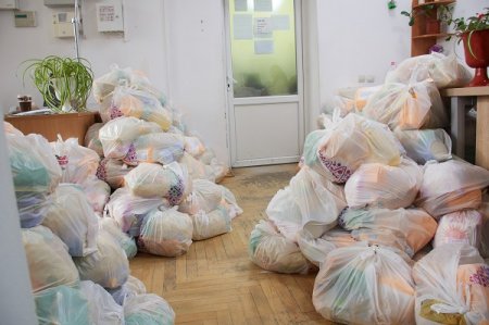 «ЗІ СВІТУ ПО НИТЦІ»: У ФРАНКІВСЬКУ РОЗДАЮТЬ ПАКУНКИ ПОТРЕБУЮЧИМ