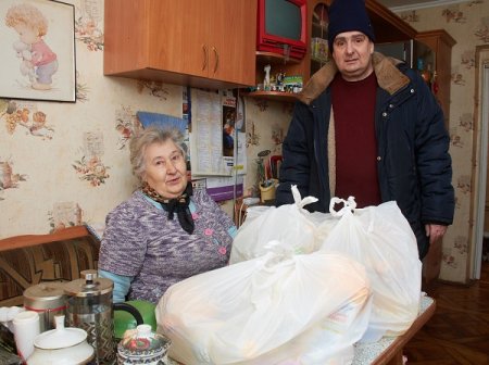 «ЗІ СВІТУ ПО НИТЦІ»: У ФРАНКІВСЬКУ РОЗДАЮТЬ ПАКУНКИ ПОТРЕБУЮЧИМ