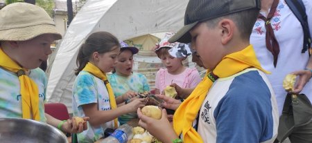 Пластуни у палаці Потоцьких варили борщ 