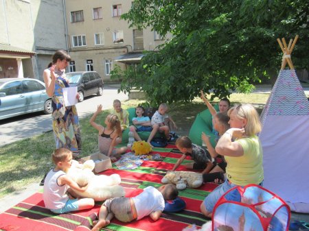 ПРОЄКТ "БІБЛІОТЕКА У ДВОРАХ"
