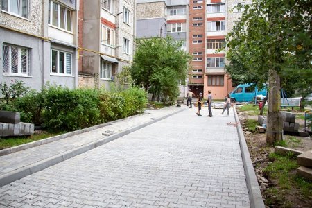 Новенький та гарненький: двір на Миколайчука 16-18 доводять до ладу