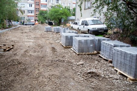 Новенький та гарненький: двір на Миколайчука 16-18 доводять до ладу