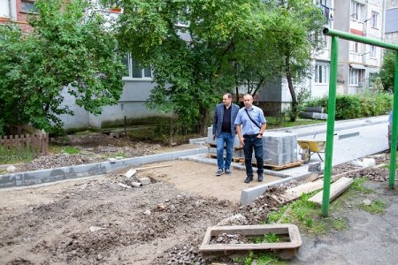 Новенький та гарненький: двір на Миколайчука 16-18 доводять до ладу