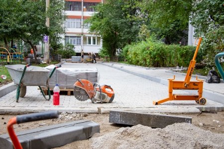 Новенький та гарненький: двір на Миколайчука 16-18 доводять до ладу