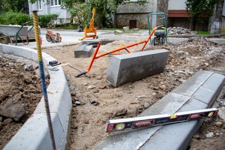 Новенький та гарненький: двір на Миколайчука 16-18 доводять до ладу