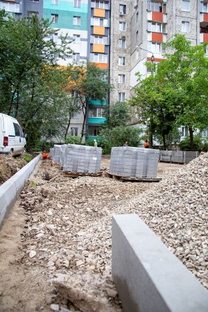 Новенький та гарненький: двір на Миколайчука 16-18 доводять до ладу